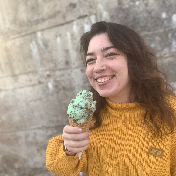 Meet your Posher, Mckenzy - Picture 1 of 1